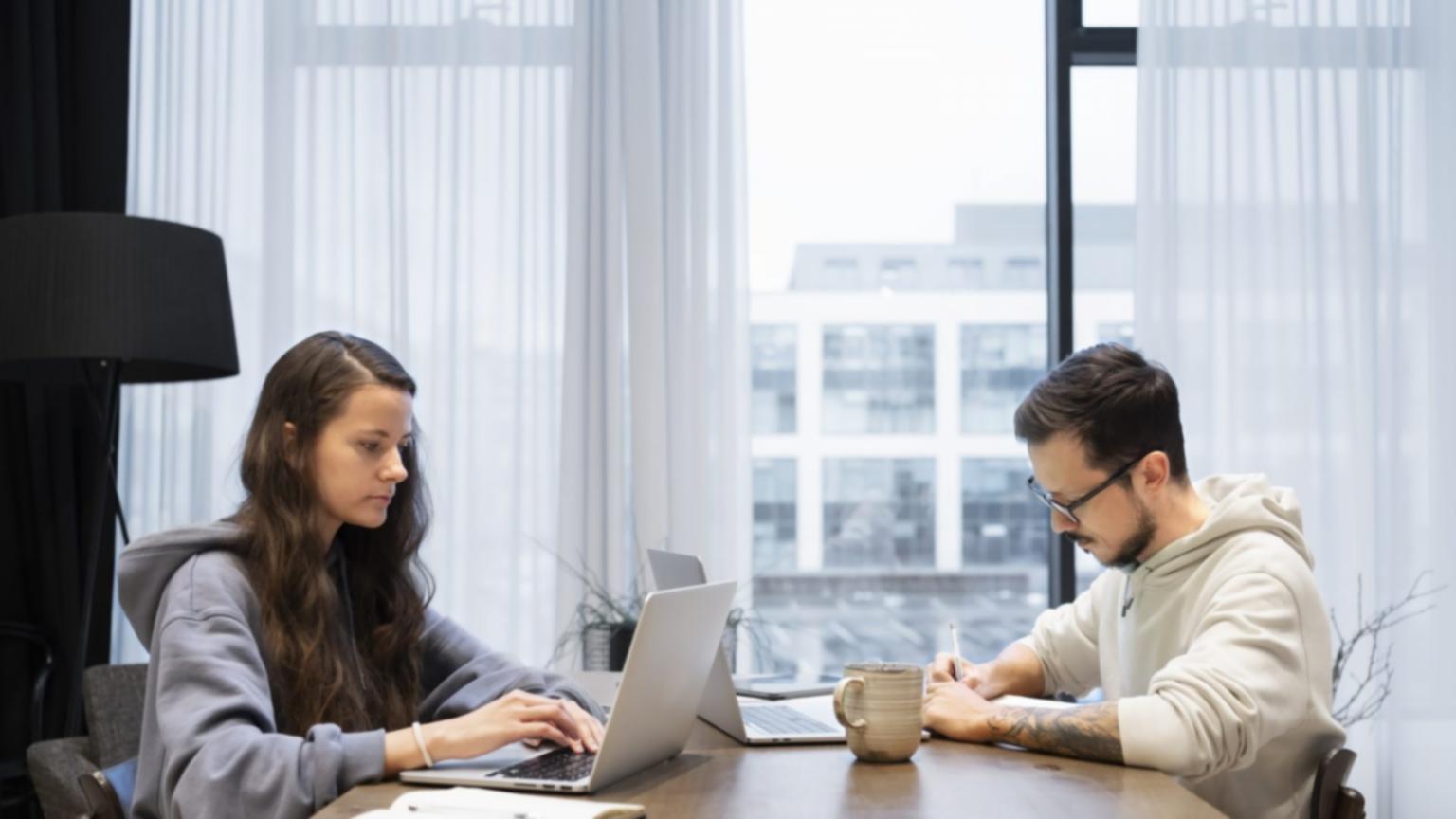 Sesión de formación práctica con participantes trabajando en ejercicios de presupuestación